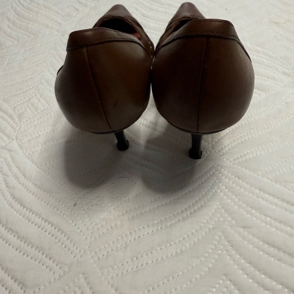 Tahari Women’s Brown Leather Pump Heels. Size 9 - Picture 7 of 10